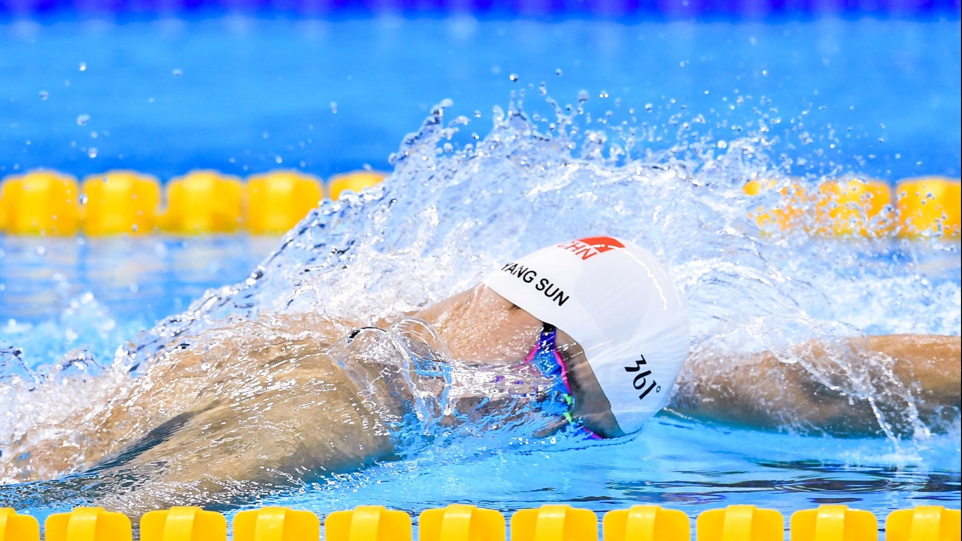 F1街道赛之夜，当赛道成为画布，乔治·拉塞尔以天赋为笔